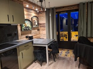 Kühlschrank, Geschirrspüler, Wasserkocher mit Kaffee-/Teezubehör