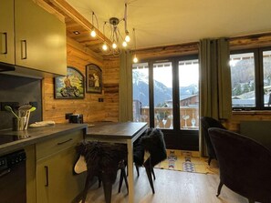 Interior - 250m from resort center, 2nd floor, swimming pool, sauna, hammam, balcony, tv, ski locker, 34m² (Champagny-en-Vanoise)