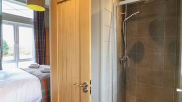 Cottage | Bathroom | Shower