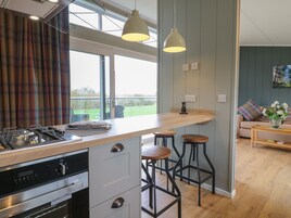 Cottage | Private kitchen | Fridge, dishwasher, electric kettle, toaster