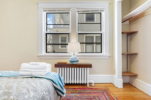 2 bedrooms, desk, free WiFi, bed sheets - The Fabulous flamingo  (Saint Paul)