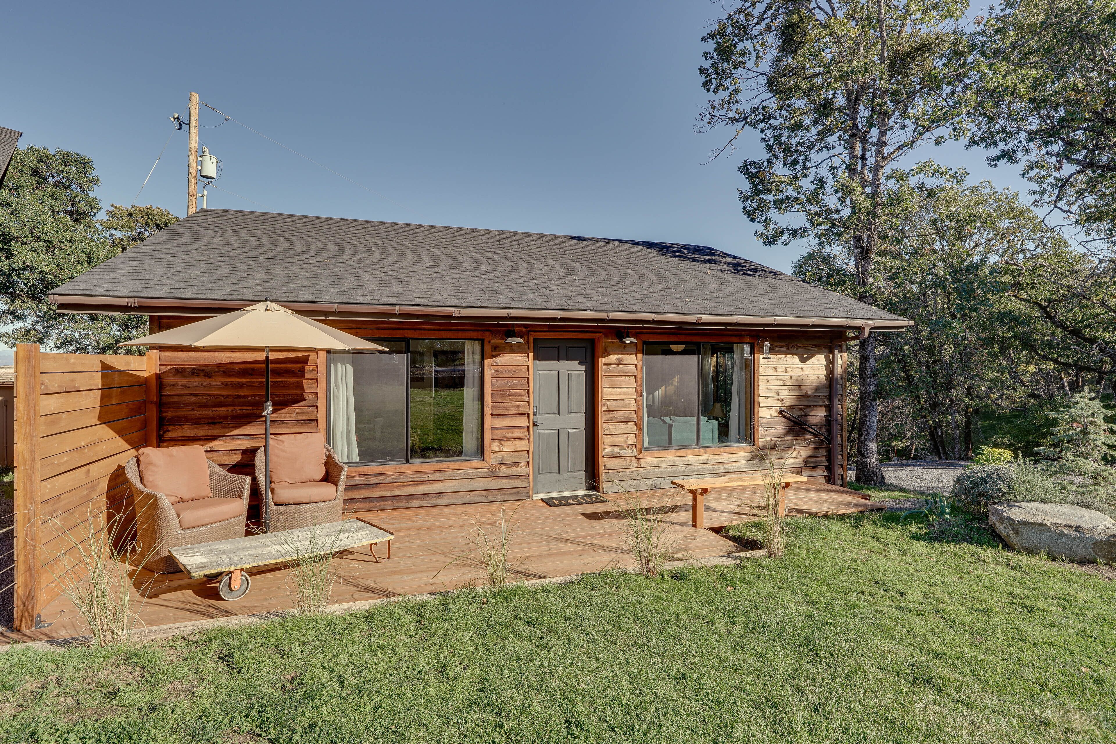 Cozy Central Point Bungalow on Working Winery!