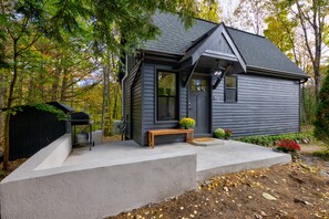 Exterior - The Owl's Nest Tiny Home  - Pet Friendly (Hadley)