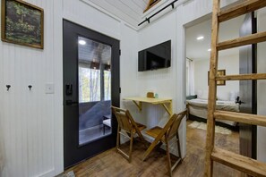 2 bedrooms, in-room safe, free WiFi, bed sheets - The Owl's Nest Tiny Home  - Pet Friendly (Hadley)