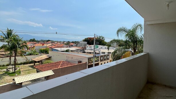 A balcony with a view of a residential area, including houses and greenery. - Hotel e Restaurante Roseira (Roseira)