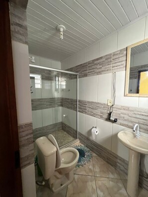 Chuveiro, toalhas de banho, sabonete, shampoo