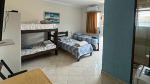 A room with bunk beds, a desk, a chair, and a TV. - Hotel e Restaurante Roseira (Roseira)