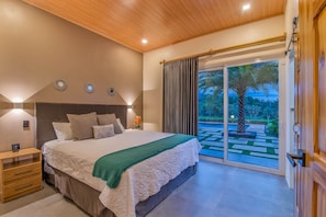 4 bedrooms, free WiFi, bed sheets - Mayoli Hill Deluxe Farmhouse Hot Tub & Private Pool with Volcano View (Alajuela Province)