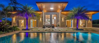 Mayoli Hill Deluxe Farmhouse Hot Tub & Private Pool with Volcano View