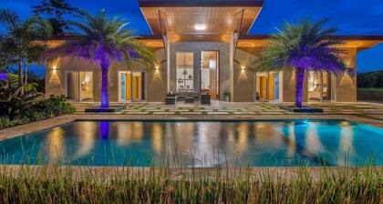 Mayoli Hill Deluxe Farmhouse Hot Tub & Private Pool with Volcano View
