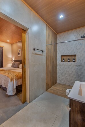 Hair dryer, towels, soap, shampoo - Mayoli Hill Deluxe Farmhouse Hot Tub & Private Pool with Volcano View (Alajuela Province)