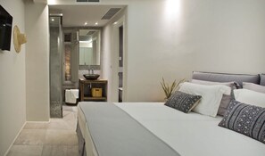 4 bedrooms, in-room safe, iron/ironing board, free WiFi
