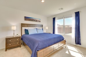 3 bedrooms, iron/ironing board, Internet, bed sheets - Hutto Getaway w/ Yard, 9 Mi to Lake Pflugerville! (Hutto)
