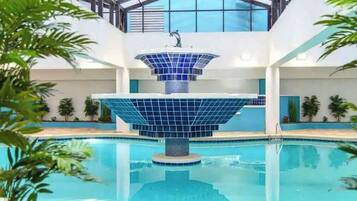 Alberca techada y alberca al aire libre