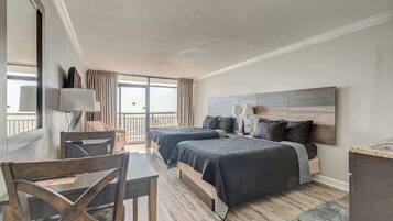 Escritorio, tabla de planchar con plancha, wifi gratis y ropa de cama