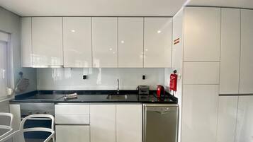 Frigorífico, microondas, horno y lavavajillas