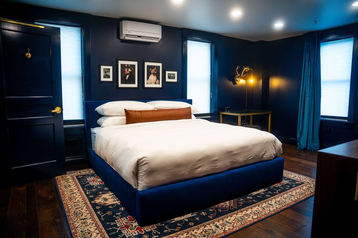 Deluxe Suite | Premium bedding, down duvets, pillow-top beds, in-room safe
