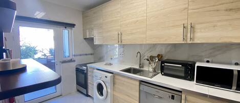 Réfrigérateur, micro-ondes, four, lave-vaisselle