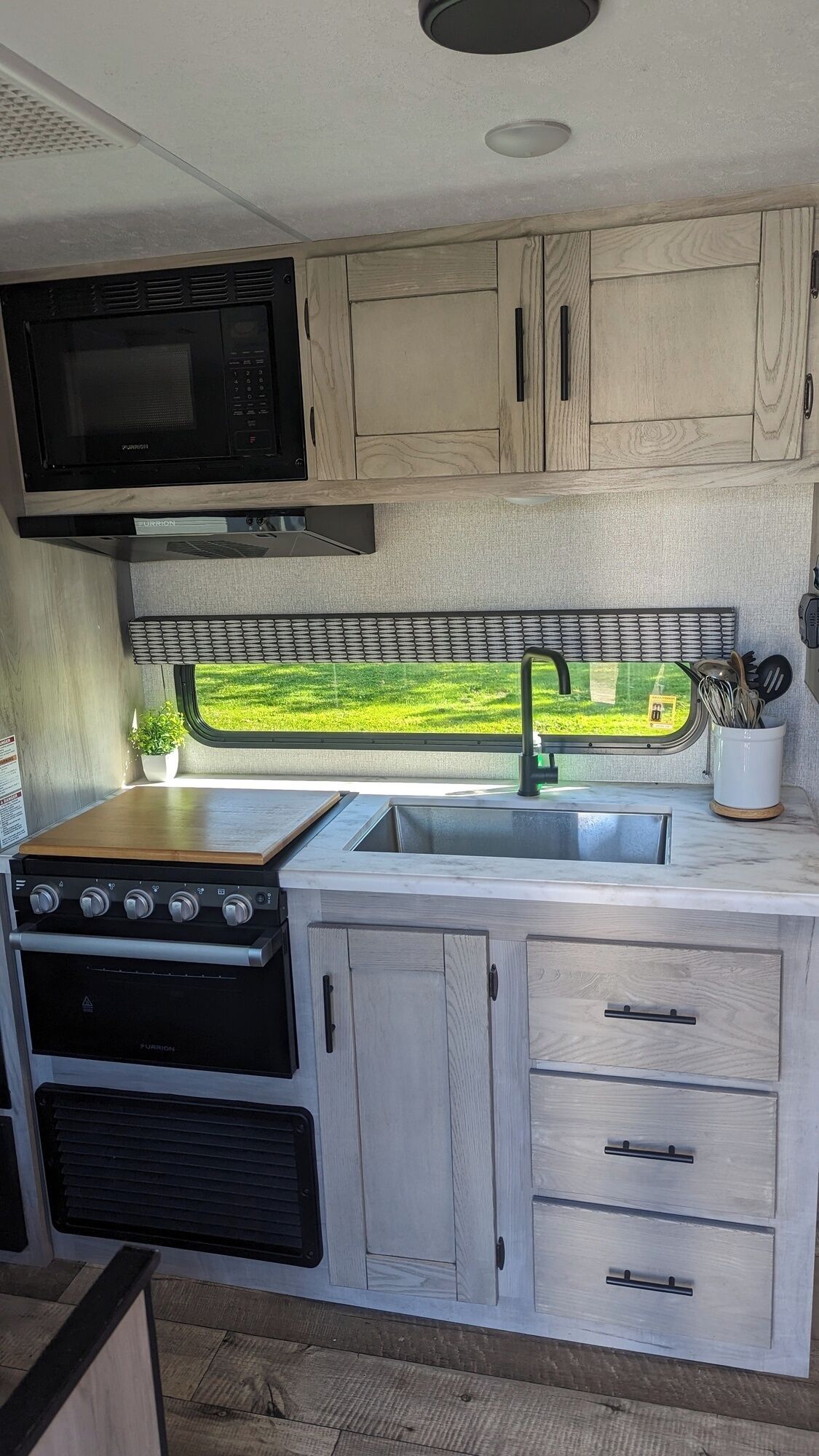 Réfrigérateur, micro-ondes, plaque de cuisson, cafetière/bouilloire