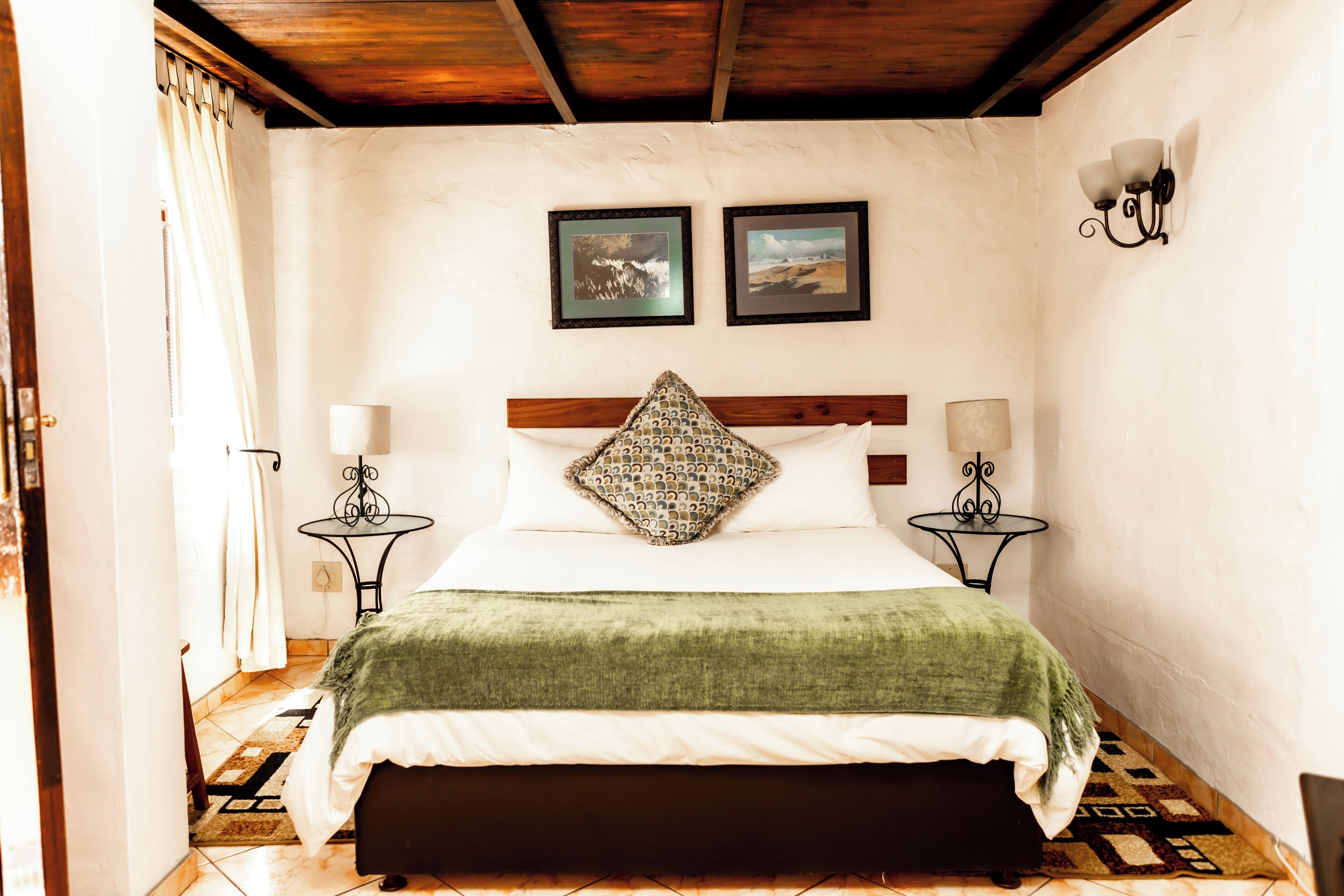 Habitación doble estándar | Espacio para trabajar con laptop, wifi gratis y ropa de cama 