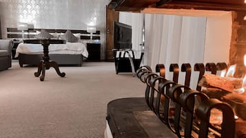 Kahden hengen luksushuone | Kannettavalle tietokoneelle sopiva työtila, ilmainen Wi-Fi