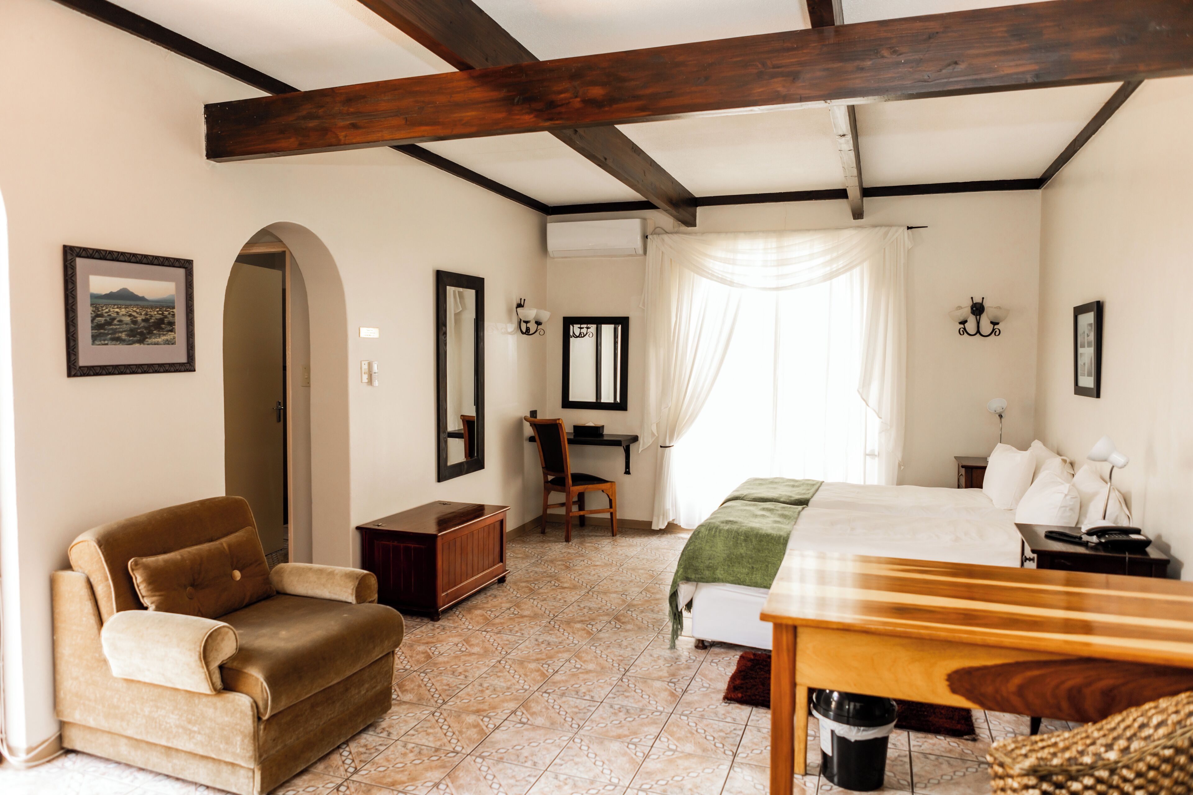 Habitación clásica con 2 camas individuales | Espacio para trabajar con laptop, wifi gratis y ropa de cama 