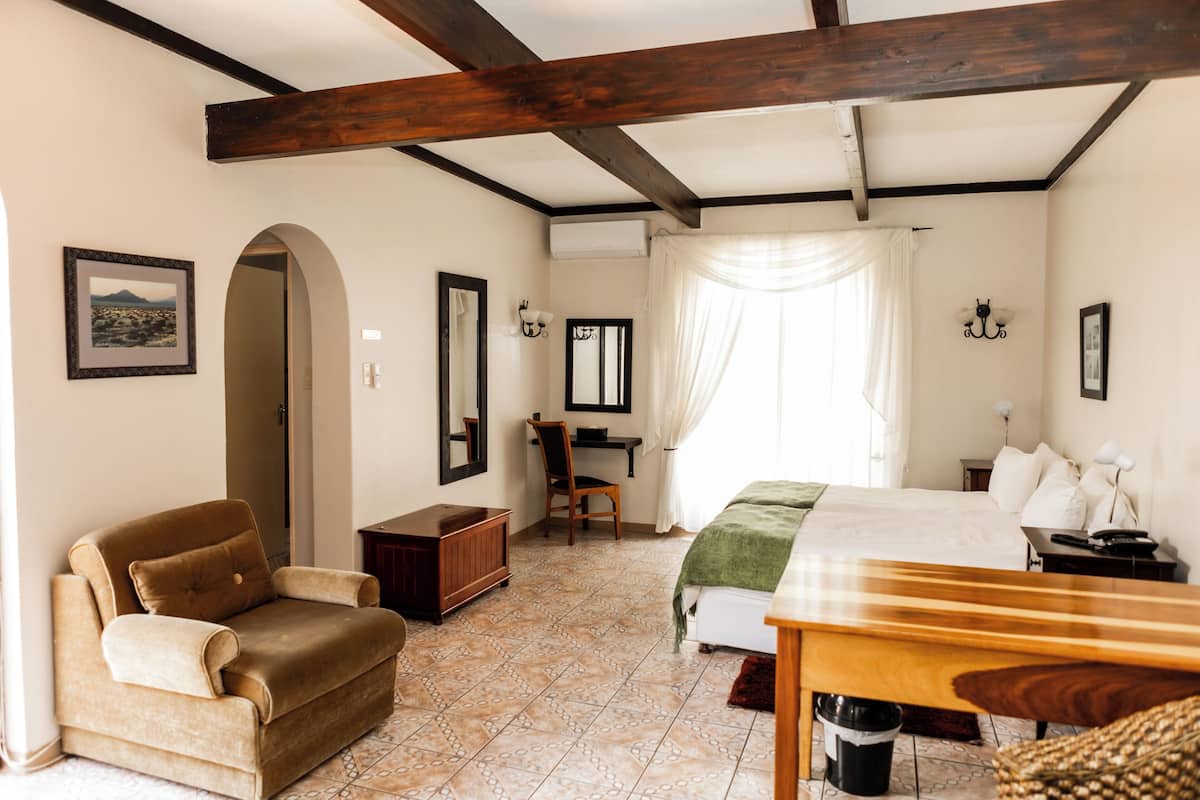 Habitación clásica con 2 camas individuales | Espacio para trabajar con laptop, wifi gratis y ropa de cama