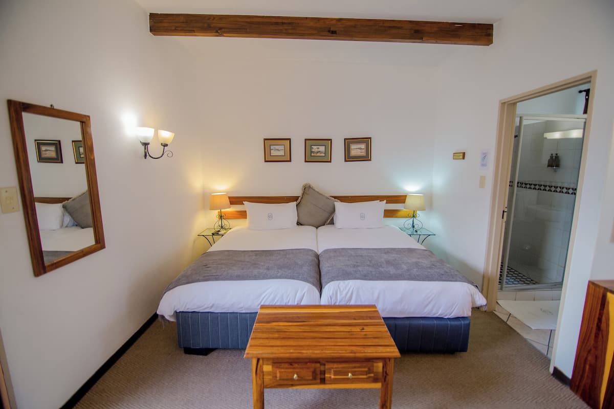 Standard Twin Room | Laptop workspace, free WiFi, bed sheets