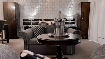 Habitación de lujo doble | Espacio para trabajar con un portátil, wifi gratis, ropa de cama