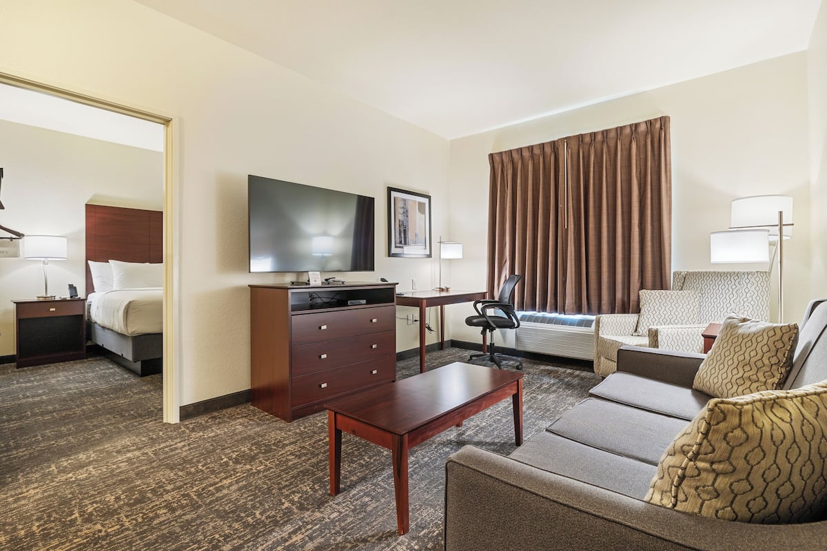 1 bedroom, premium bedding, down duvets, desk