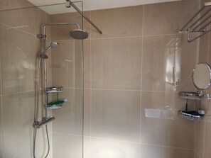 Dusche, Haartrockner, Handtücher, Seife