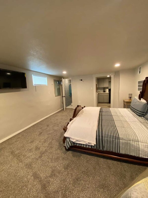 1 dormitorio, tabla de planchar con plancha, wifi y ropa de cama