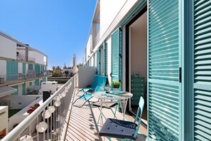 Outdoor dining - Apartamento Mar Azul T1 by YHA (Cabanas de Tavira)