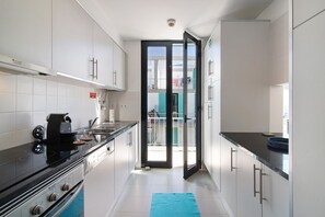 Refrigerador, microondas, horno y cafetera y tetera 