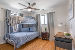 2 bedrooms, desk, iron/ironing board, travel cot - KC World Cup Stay Monthly Near Netherlands Camp (Kansas City)