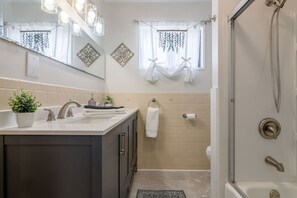 Hair dryer, towels - KC World Cup Stay Monthly Near Netherlands Camp (Kansas City)
