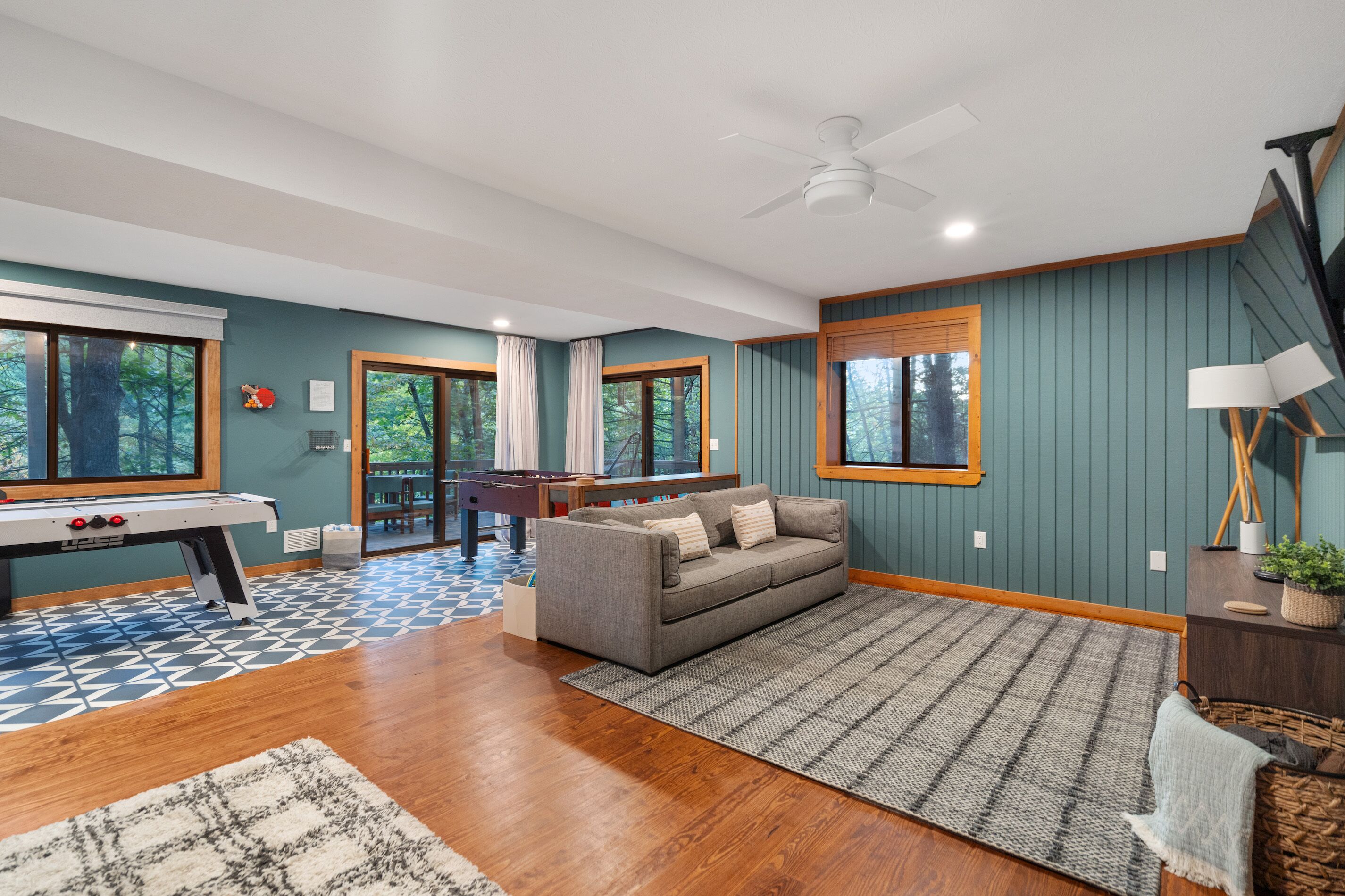 智能电视、壁炉、电子游戏、桌上足球