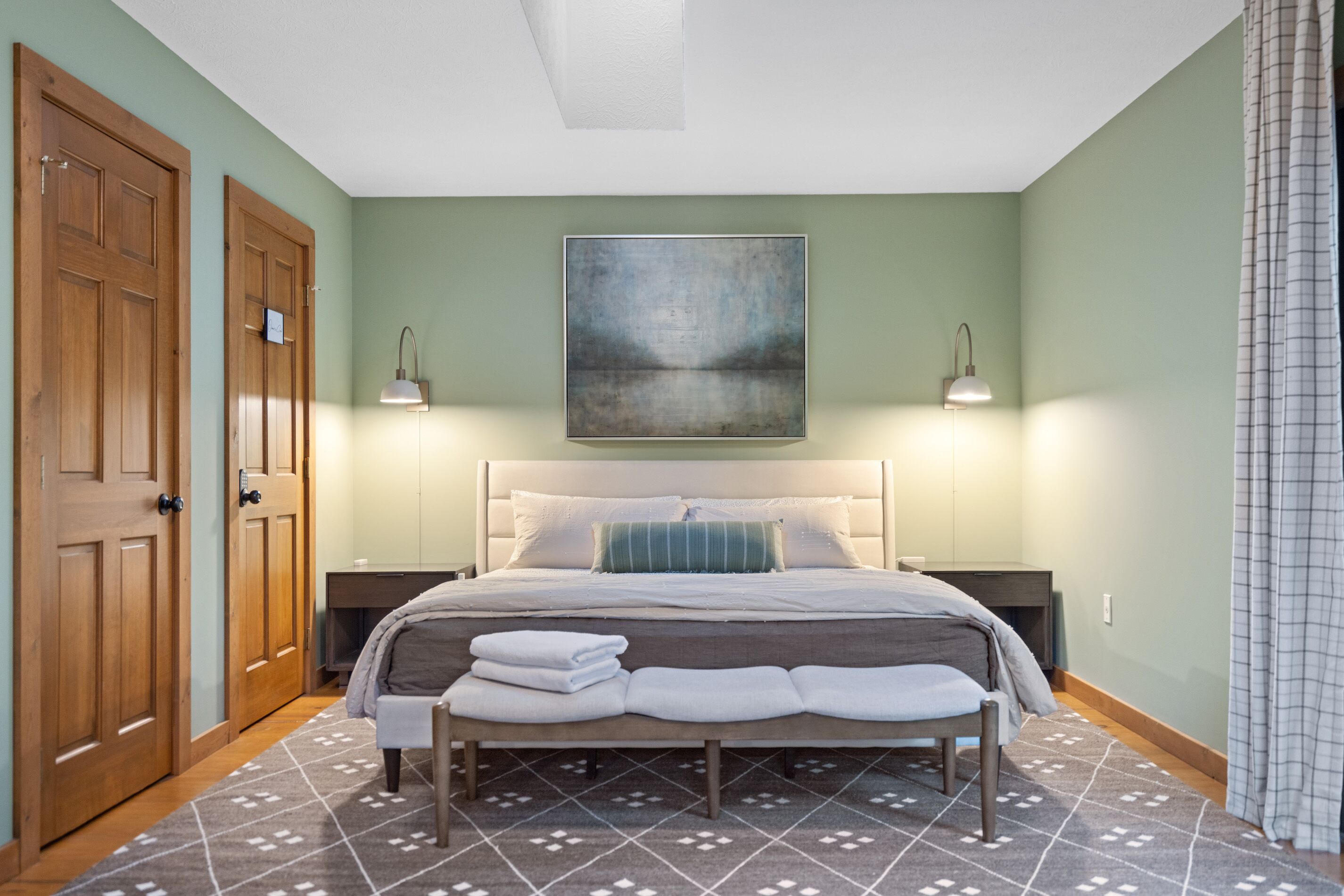 4 chambres, bureau, fer et planche à repasser, lit de bébé portatif