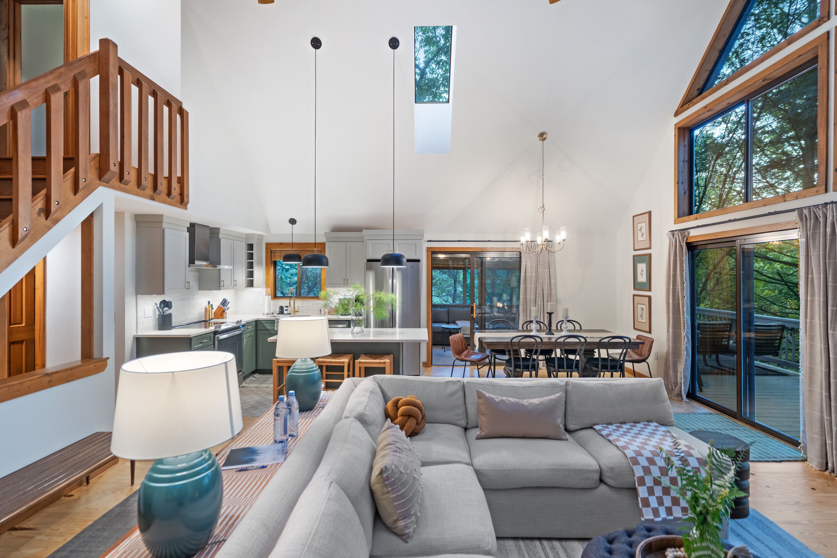 Téléviseur connecté, foyer, jeux vidéo, table de baby-foot