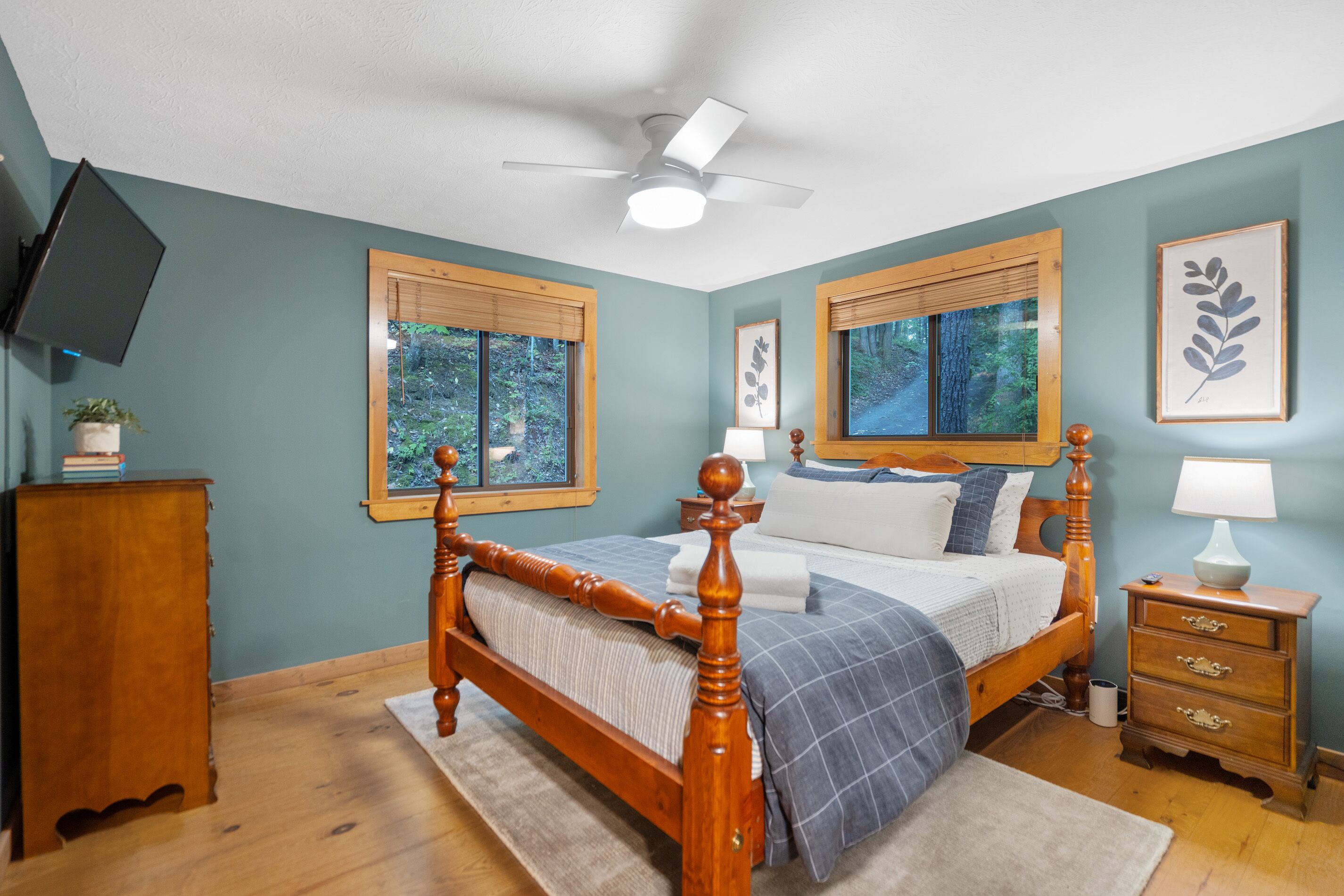 4 bedrooms, desk, iron/ironing board, travel crib