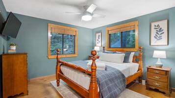 4 habitaciones, escritorio y tabla de planchar con plancha