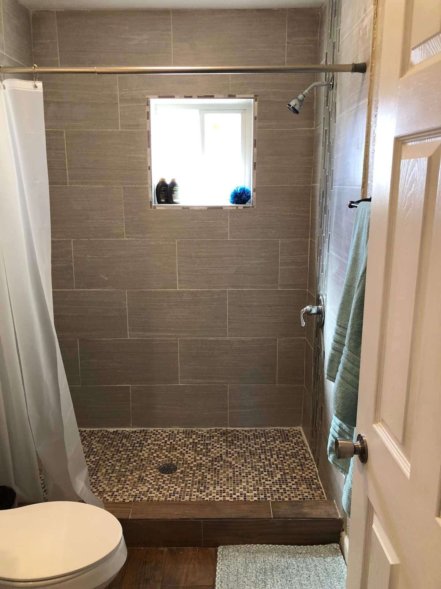 Een haardroger, handdoeken, zeep, shampoo