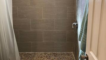 Asciugacapelli, asciugamani, sapone, shampoo