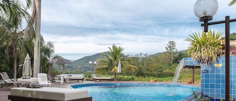 Una piscina al aire libre