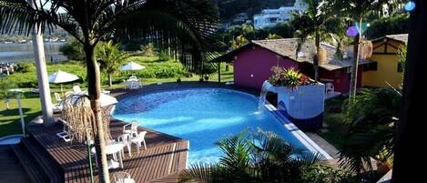 Una piscina al aire libre