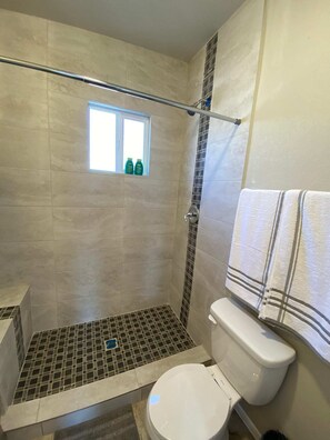 Hiustenkuivaaja, pyyhkeet, saippua, sampoo