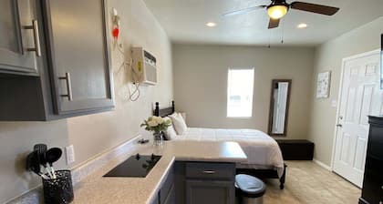 ⭐️Private stand-alone studio Central⭐️