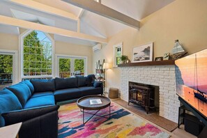Smart TV, books - Walkable Ephraim Duplex | Cozy Nights & Bay Sunsets (Ephraim)