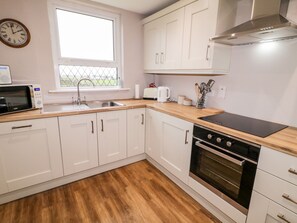 Fridge, dishwasher, electric kettle, toaster - Rose Cottage (Omagh)