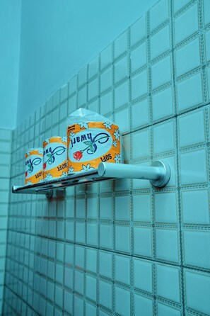 Shower, hair dryer, towels, soap - Perfect Gateway  (Dar es Salaam)